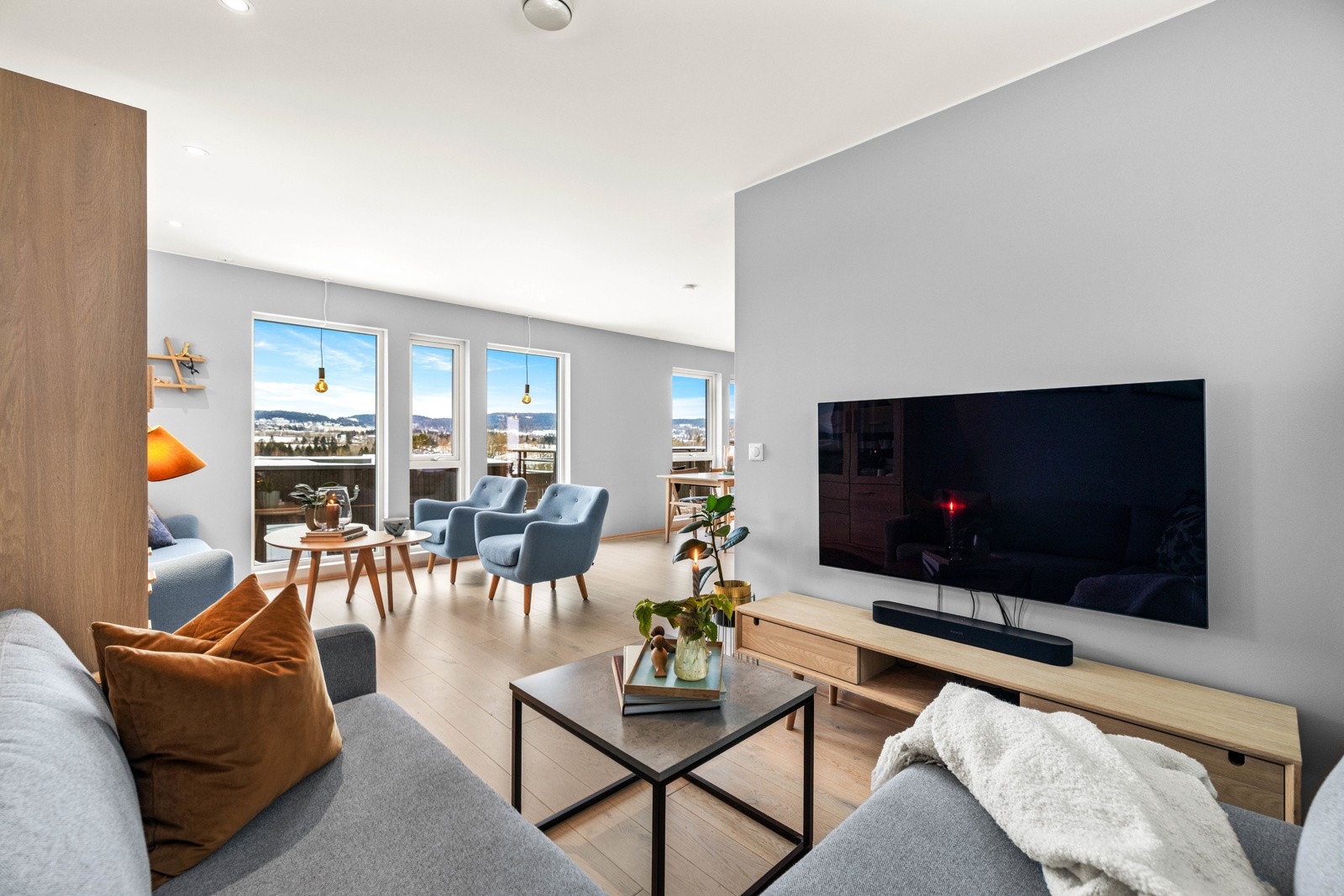 Rommet er stilrent og moderne med lyse overflater, enstavs parkettgulv og utstrakt bruk av downlightsbelysning. Galleribilde