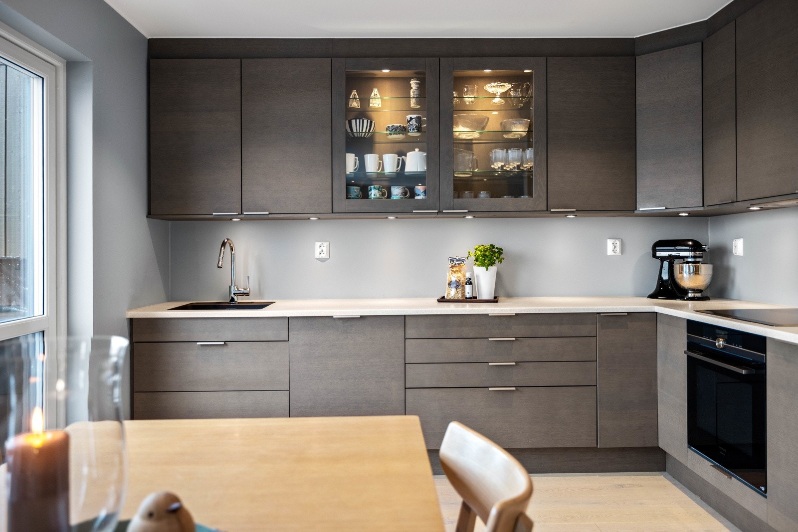 Takhøy innredning og godt med oppbevaringsplass. Galleribilde