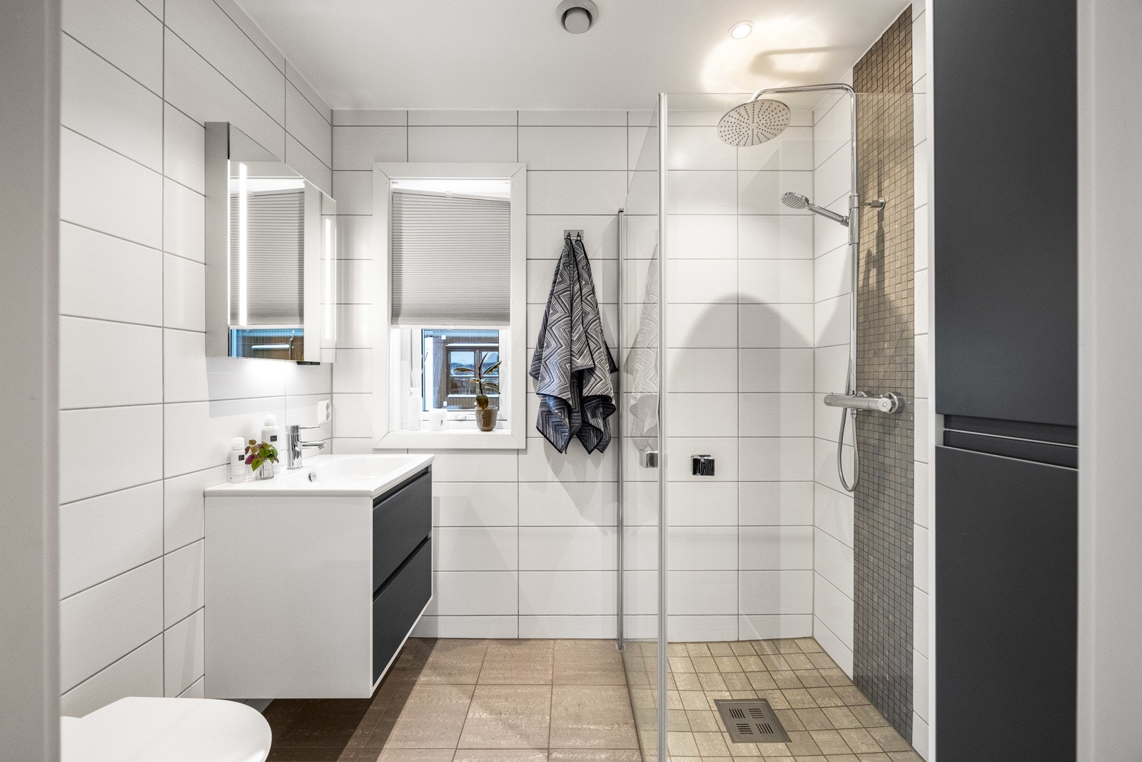 Pent, flislagt baderom i øverste etasje ved soverommene. Galleribilde