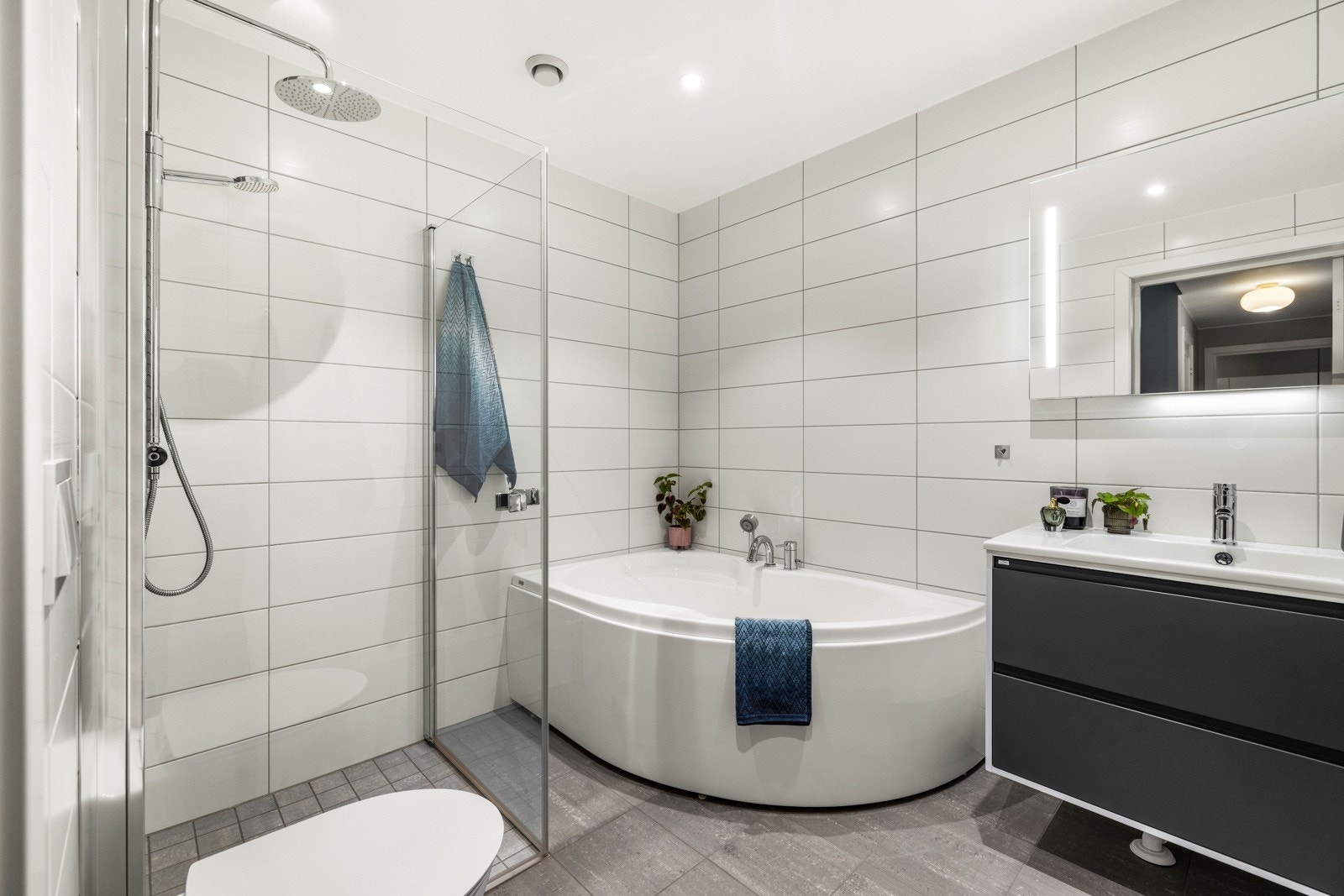 Ytterligere ett baderom i underetasjen med både dusj og badekar. Galleribilde