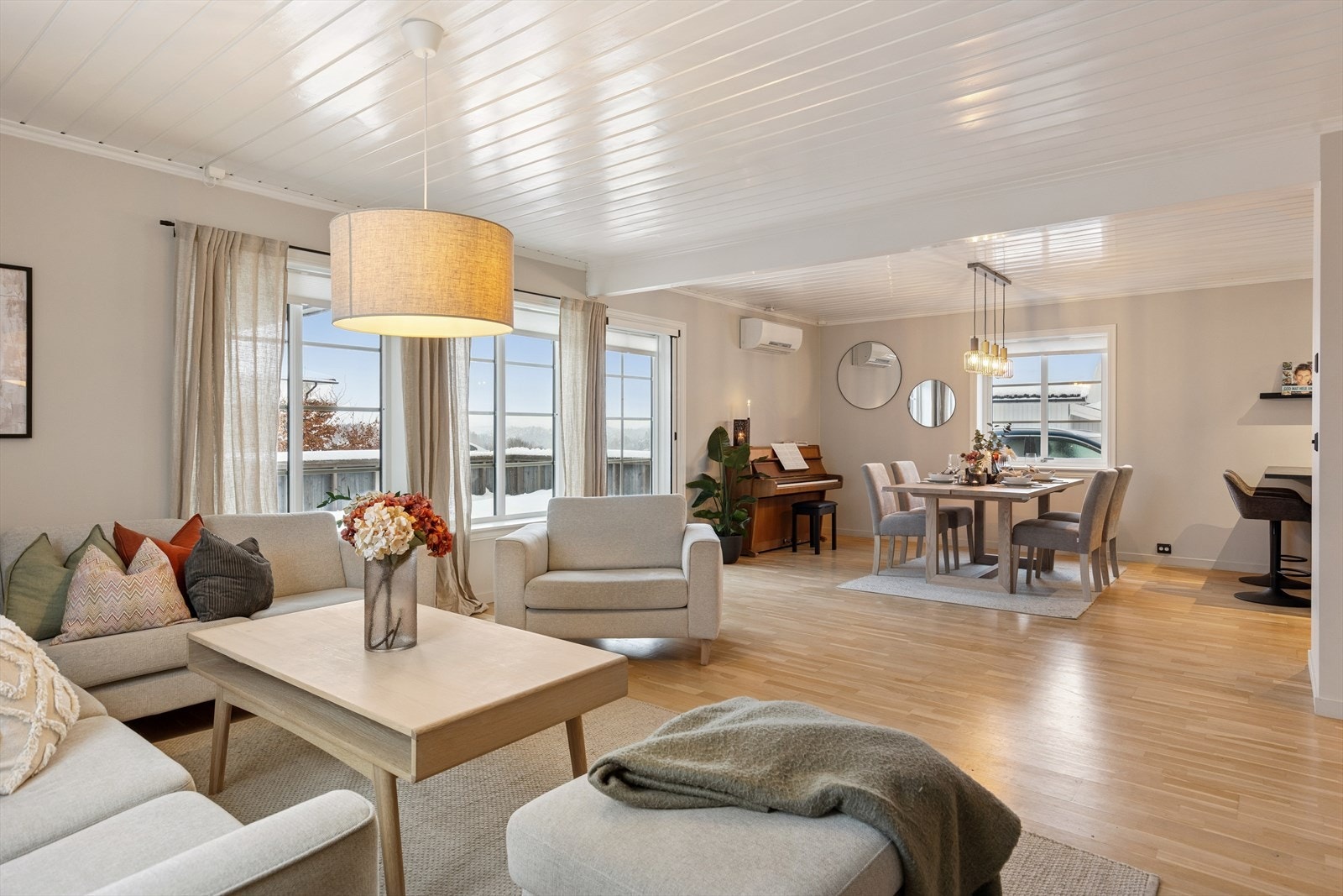 Det er montert plisségardiner på alle vinduer i 1. etasje, som gir både fleksibel skjerming og et moderne uttrykk. Galleribilde