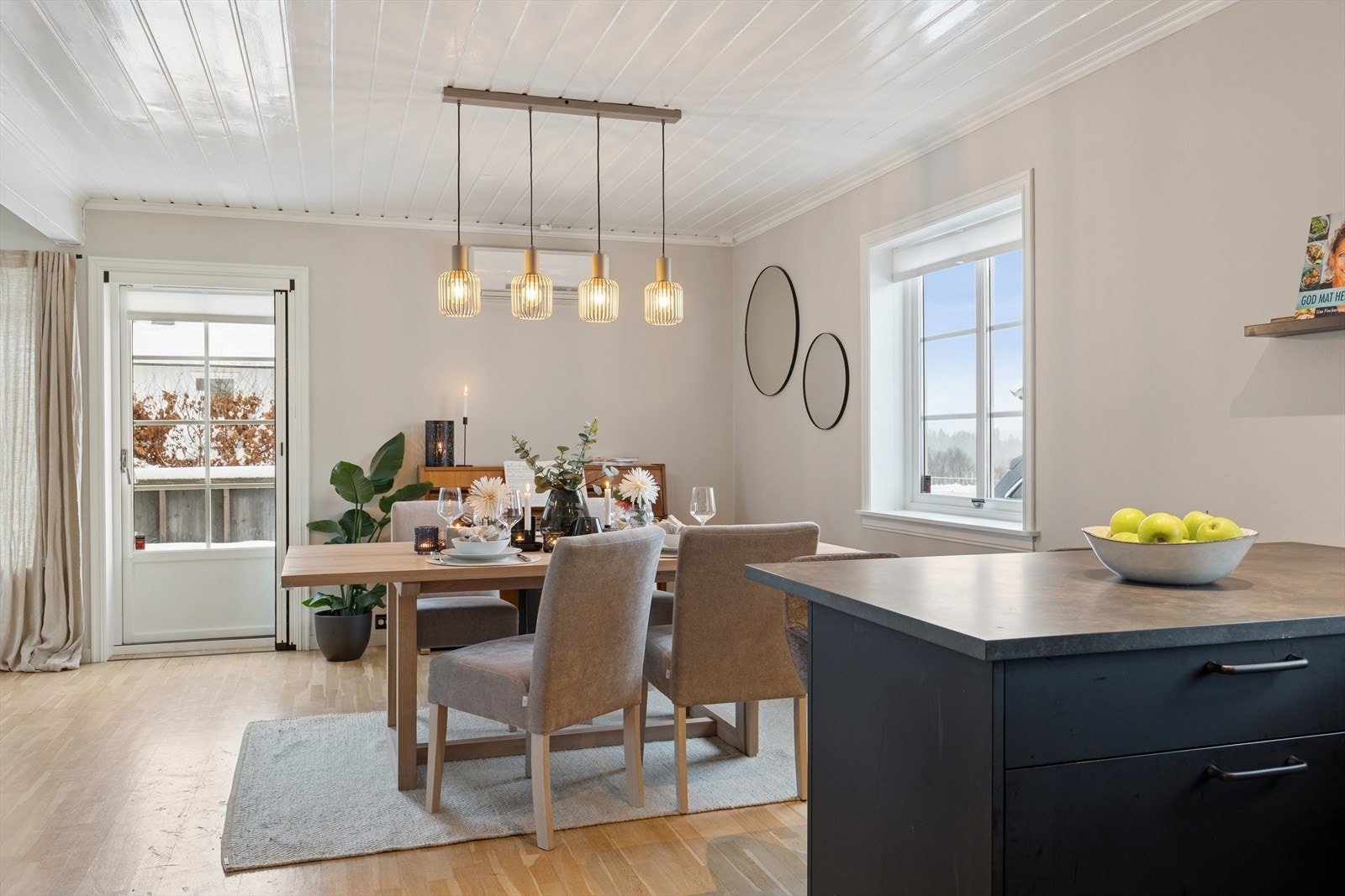 Fra stuen har du også direkte tilgang til den nye og store terrassen, perfekt for sosiale sammenkomster og avslapning i solen. Galleribilde