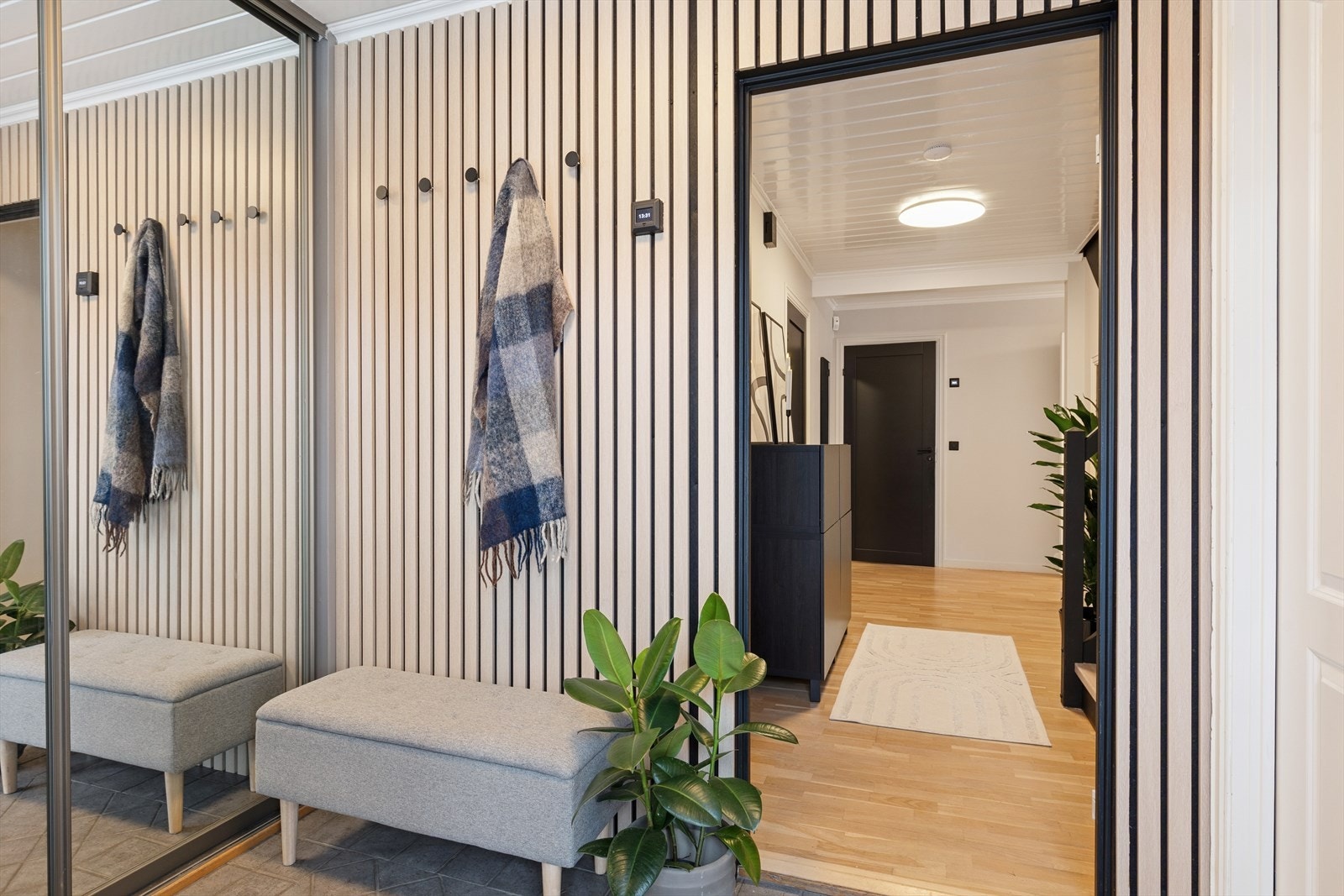 Spilevegg som gir et utrolig lekkert førsteinntrykk. Den skaper en følelse av kvalitet og ro, samtidig som treverket tilfører varme og personlighet til rommet. Galleribilde