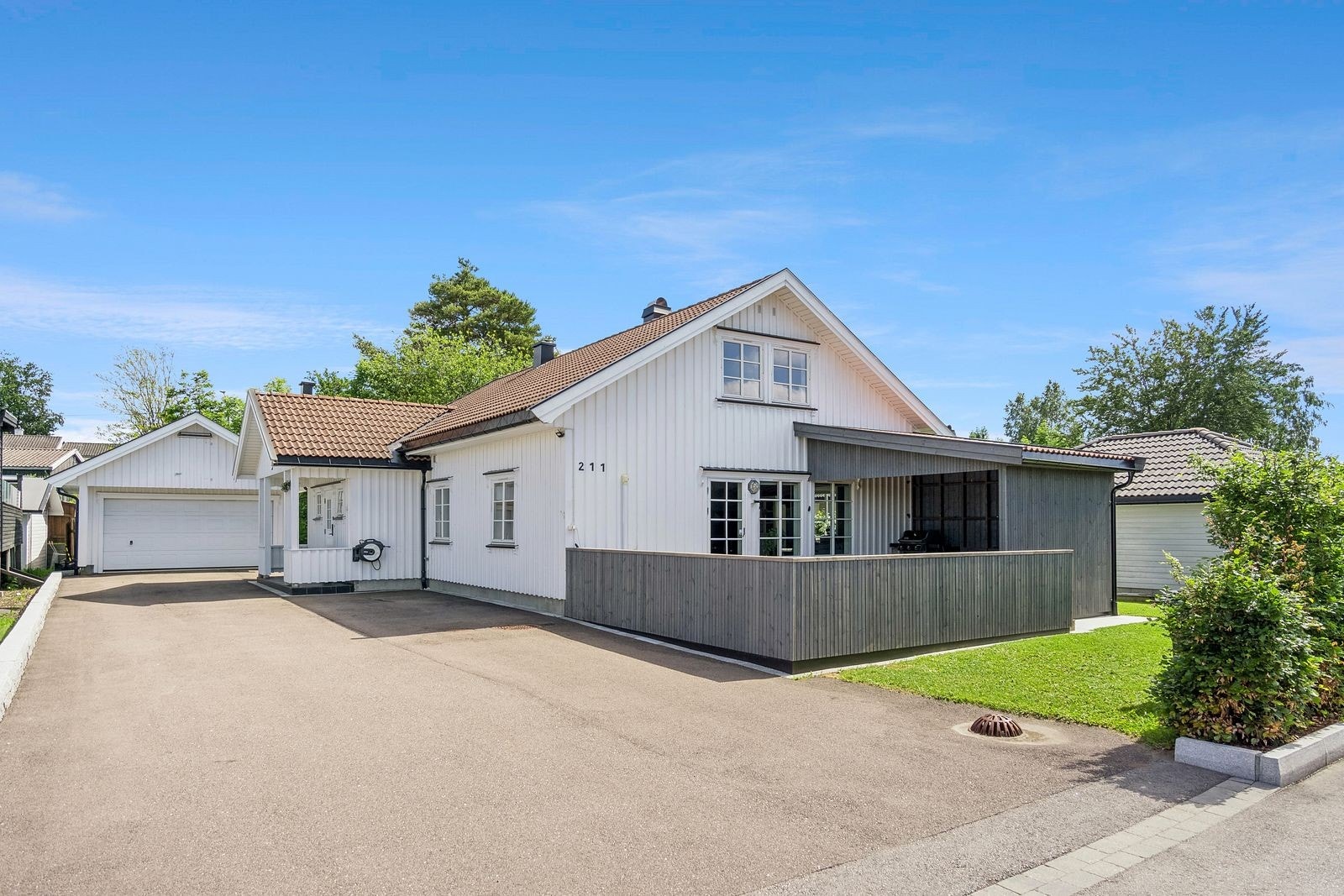 DNB Eiendom v/Magnus Kristiansen har gleden av å presentere Gamle Ravei 211 - Den perfekte boligen for storfamilien, med fine uteområder for lek og hygge, i tillegg til dobbel garasje og rikelig med biloppstillingsplass i oppkjørselen. Galleribilde