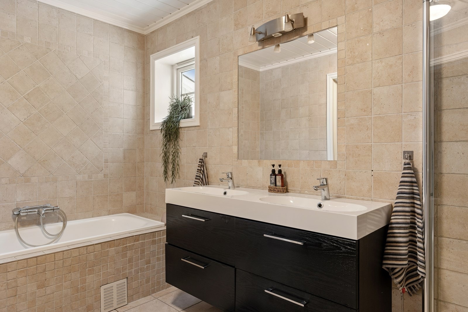 God oppbevaringsplass og et stort speil som gir en følelse av luksus i hverdagen. Alt er designet med tanke på både funksjonalitet og estetikk. TG3 i rapporten (sluk under badekar er ikke er mulig å komme til for rengjøring og inspeksjon). Galleribilde