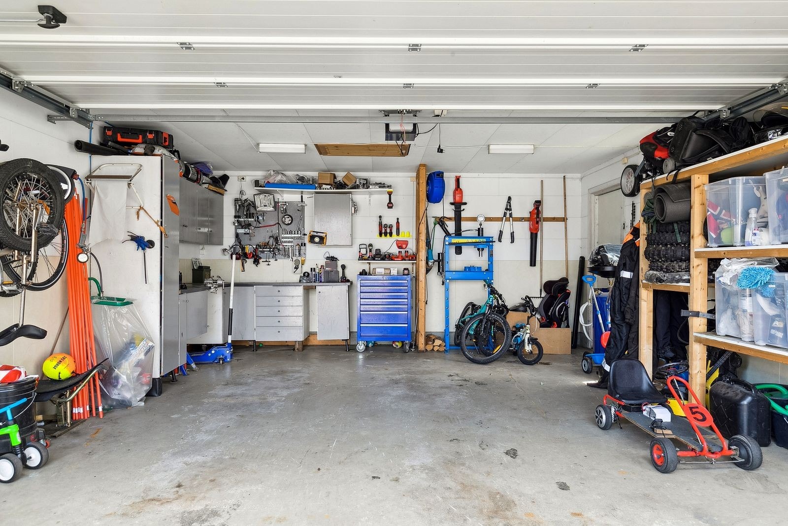 Verksted/hobby-avdeling i garasjen - en drøm for en som er litt praktisk anlagt. Galleribilde