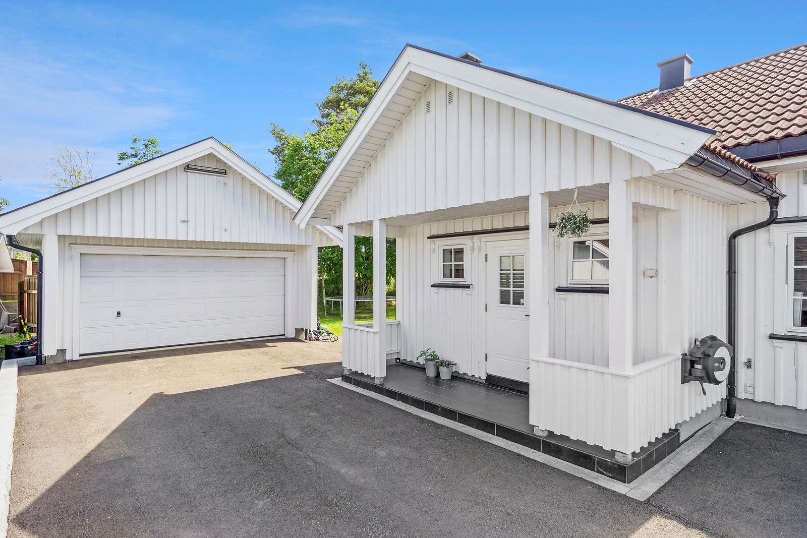 Pent og velstelt inngangsparti - Garasjen (2003) har godt med plass for 2 biler og har rom for mye oppbevaring. Elbillader. Galleribilde