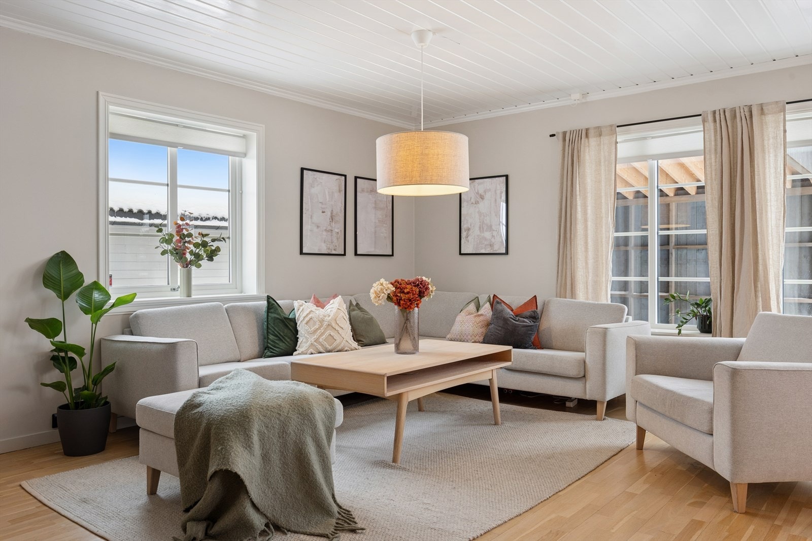 Her er det god plass til både sofakrok og spisegruppe. Galleribilde