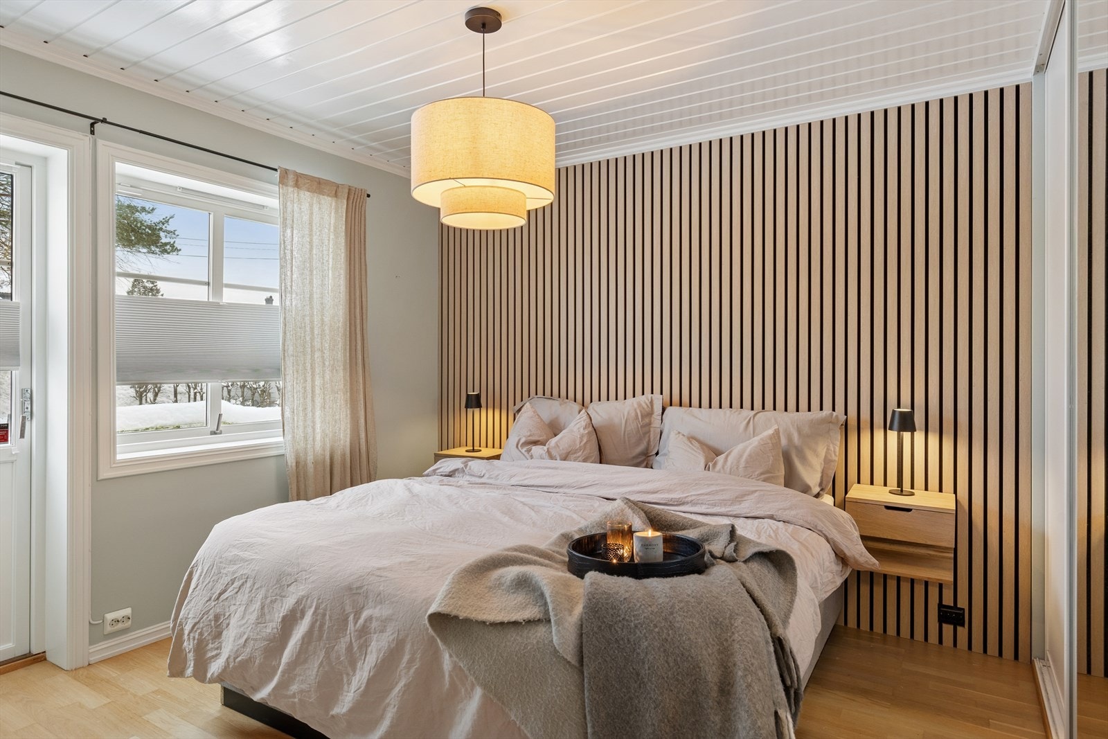 Etasjen har 2 soverom av god størrelse som er tilpasset både voksne, barn og gjester. Her ser vi hovedsoverommet som er romslig og lyst, med store vinduer, dobbeltseng, godt med garderobeplass og har utgang til egen frokost-/lufteterrasse. Fin spilevegg. Galleribilde