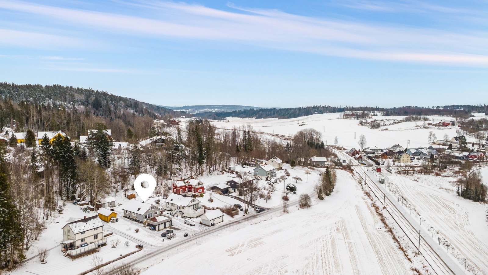 Lokalmegleren & Partners har gleden av å presentere Skotbuveien 103: Frittliggende vestvendt enebolig med fin beliggenhet i en koselig og barnevennlig "grend" Galleribilde