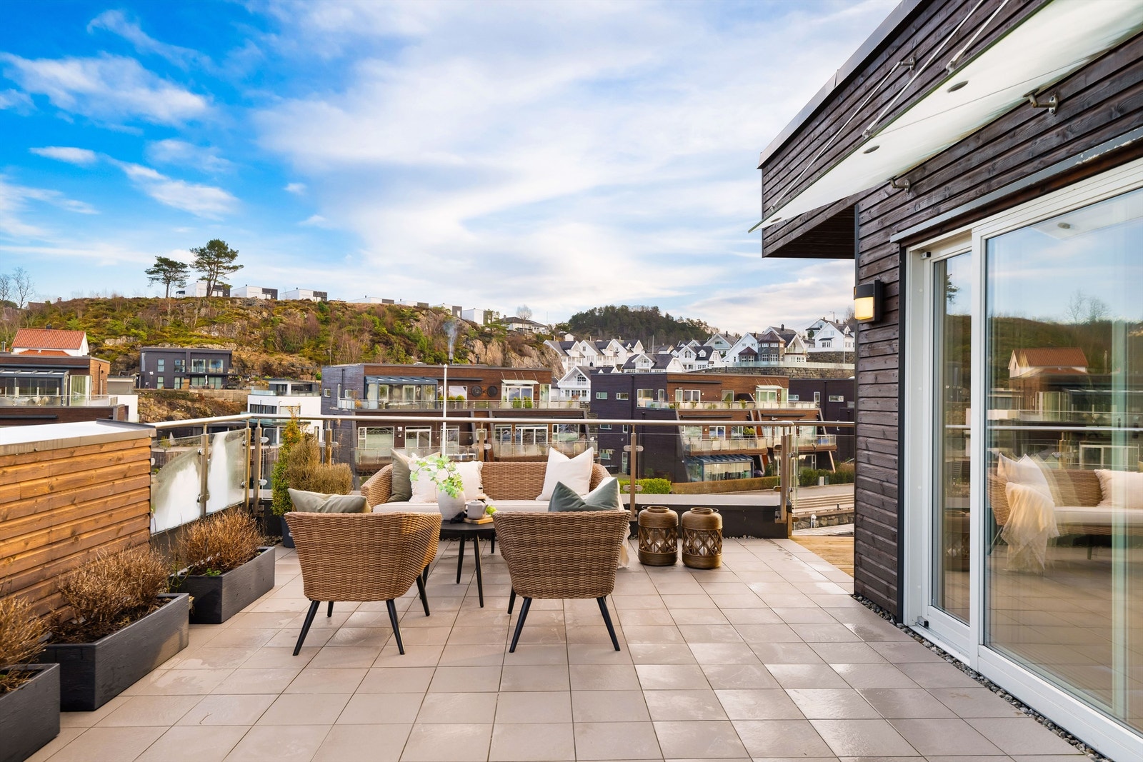 Glassrekkverk gir et moderne uttrykk og enda mer sjøutsikt Galleribilde