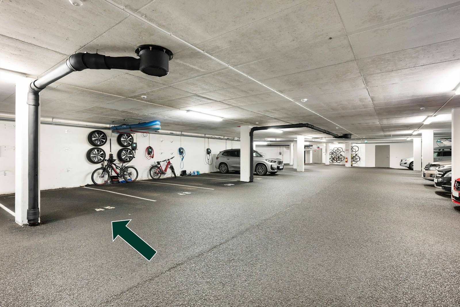 Medfølger eksklusiv bruksrett til garasjeplass. Sameiet opplyser at det arbeides med å få parkeringsplassene tinglyst som tilleggsdel til seksjonene. Galleribilde