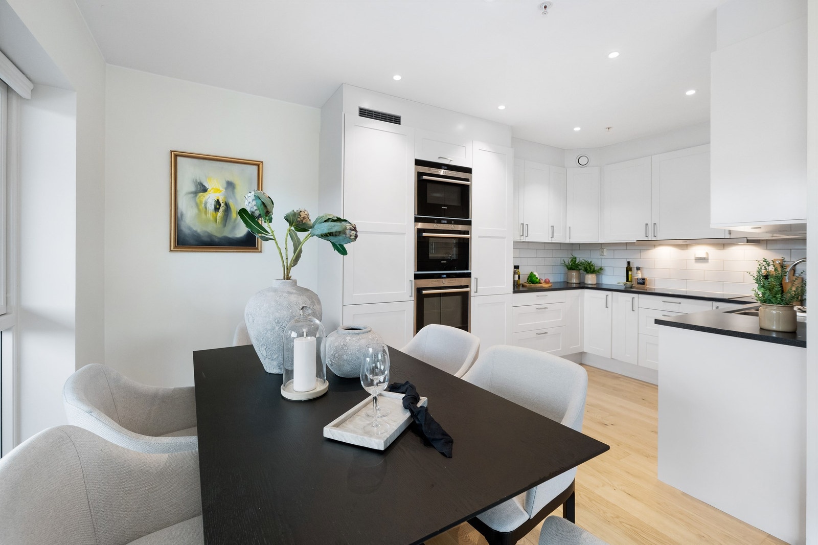 Koselig spiseplass i tilknytning til kjøkkenet, og med god plass til forlengelse av spisebord mot stuedelen Galleribilde