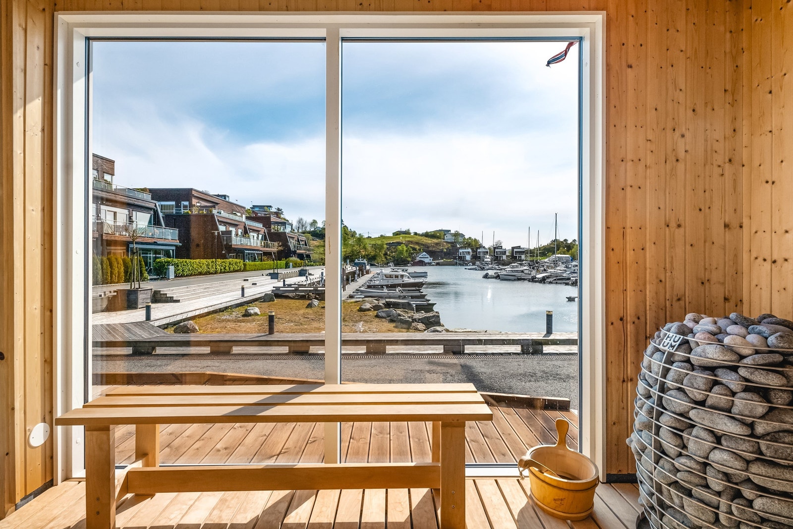 Her kan du nyte sene kvelder eller morgener i en lun atmosfære med stemningfull utsikt Galleribilde