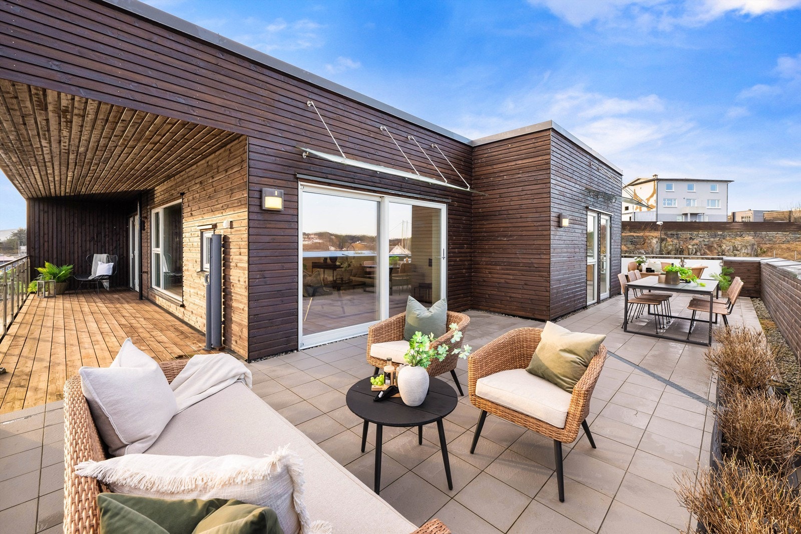 Delvis overbygget uteplass, naturlig inndelt i soner. Her kan du nyte den friske sjøluften hele året Galleribilde