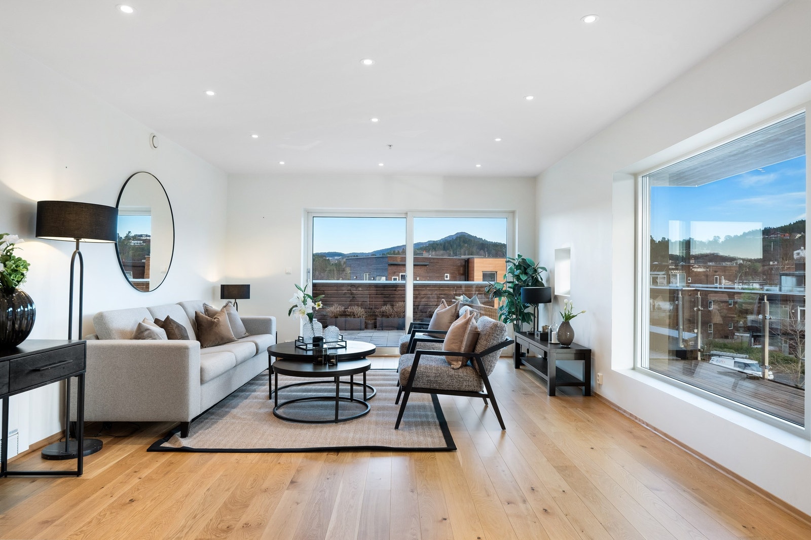 Parkett på gulv og rikelig med spotter for å sette stemningen Galleribilde