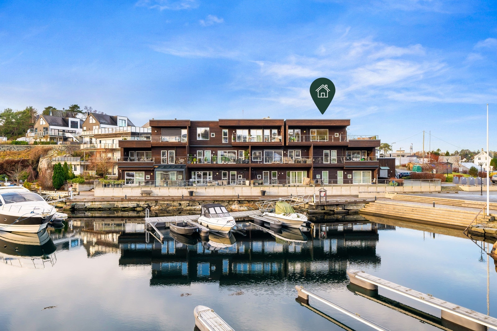 Leiligheten har en særdeles attraktiv beliggenhet på bryggekanten. Topp- og hjørnebeliggenhet gjør denne leiligheten unik. Galleribilde