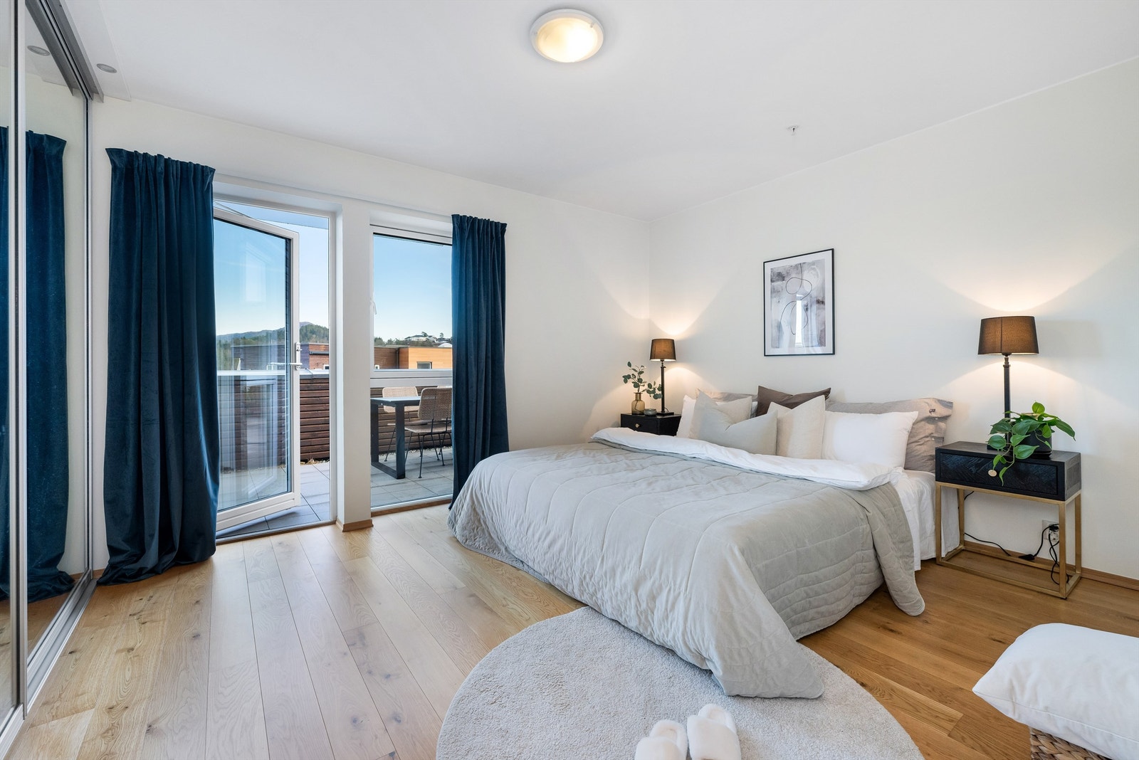 Stort og luftig hovedsoverom med utgang til takterrassen og stor skyvedørsgarderobe Galleribilde