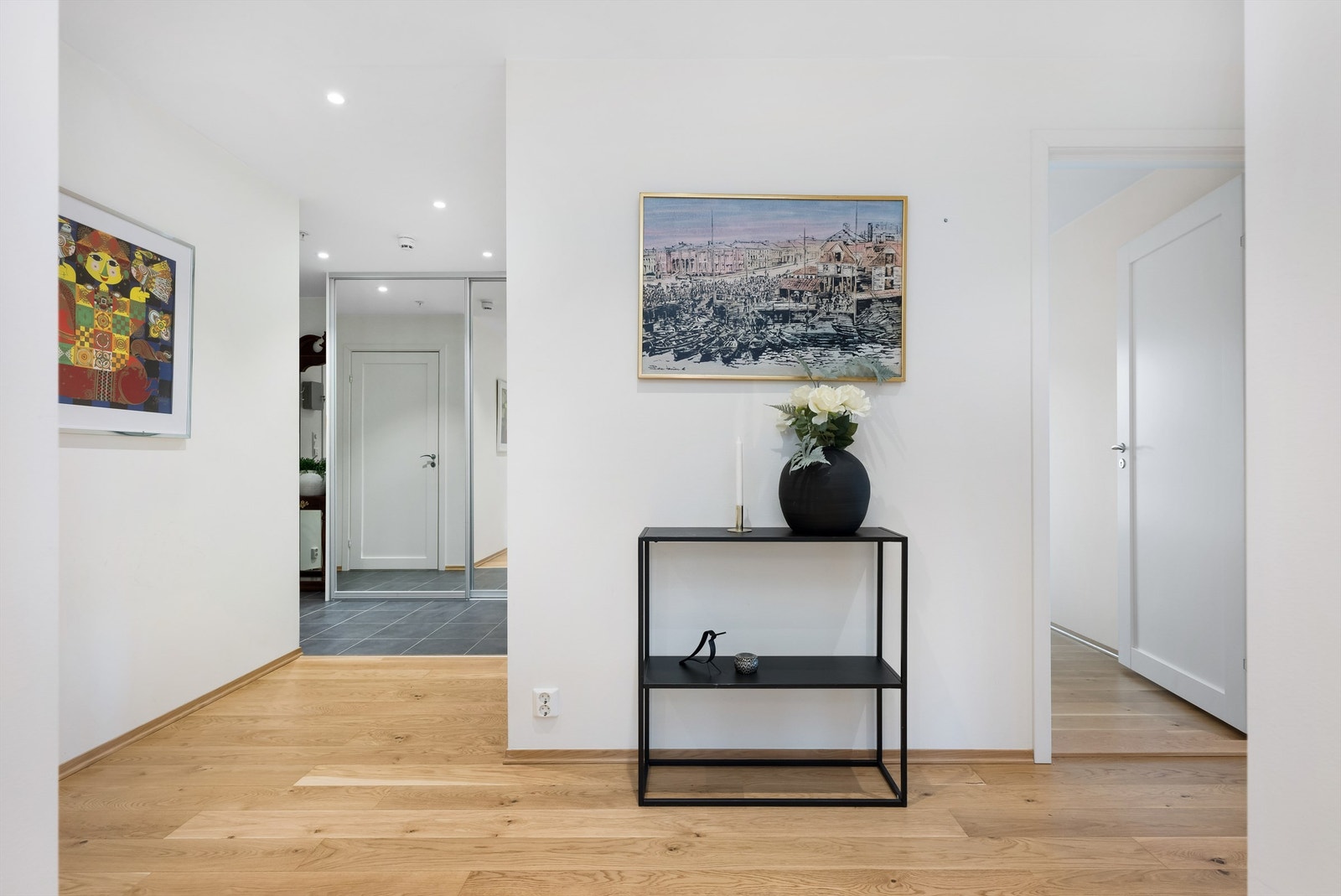 Entrè er også romslig og gir en god romfølelse. Stor garderobeløsning med speildører. Galleribilde