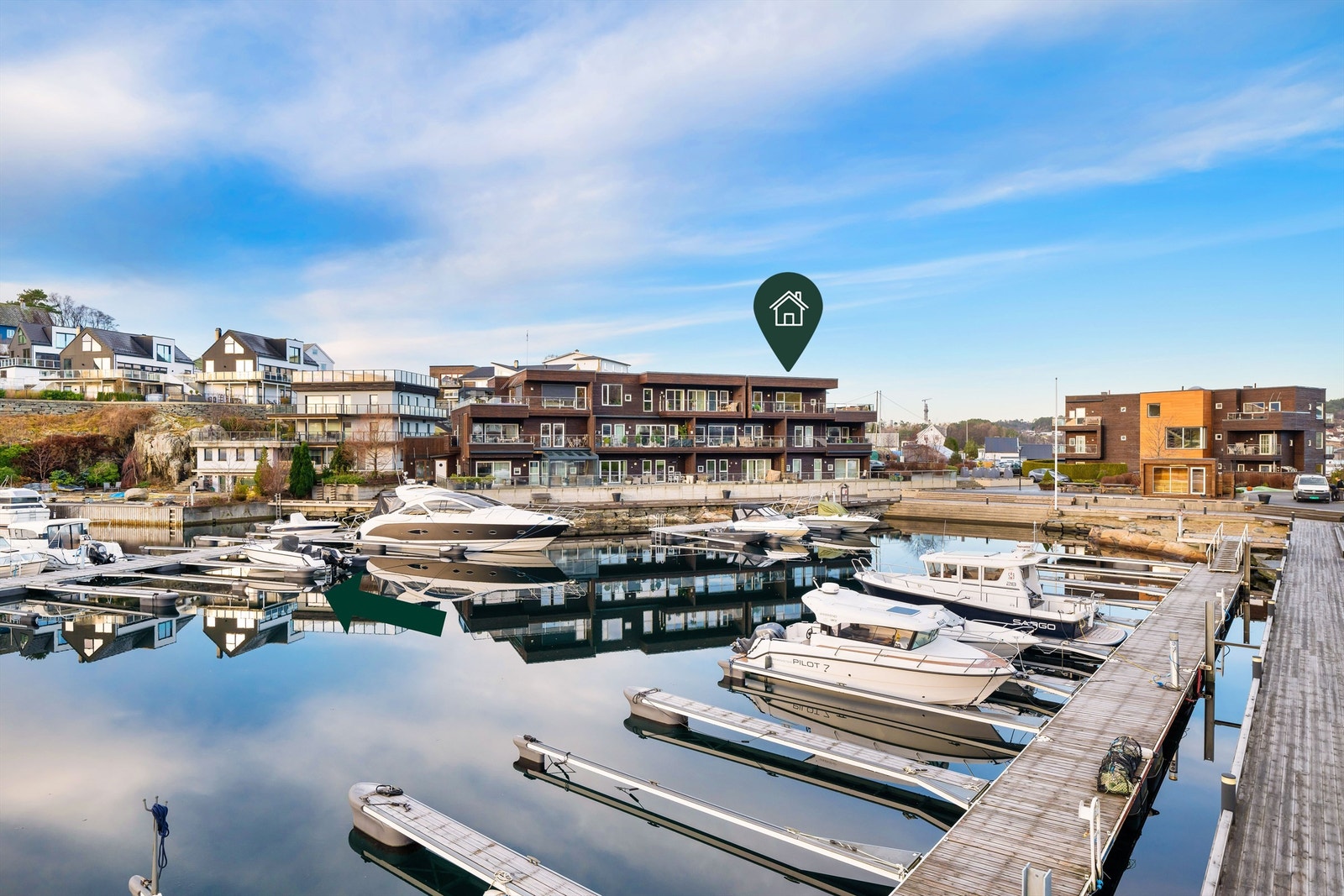 Sameiet Skjærgårdsholmen er et moderne og gjennomført boligkompleks med fine opparbeidede fellesarealer, inkludert brygger og kaianlegg Galleribilde