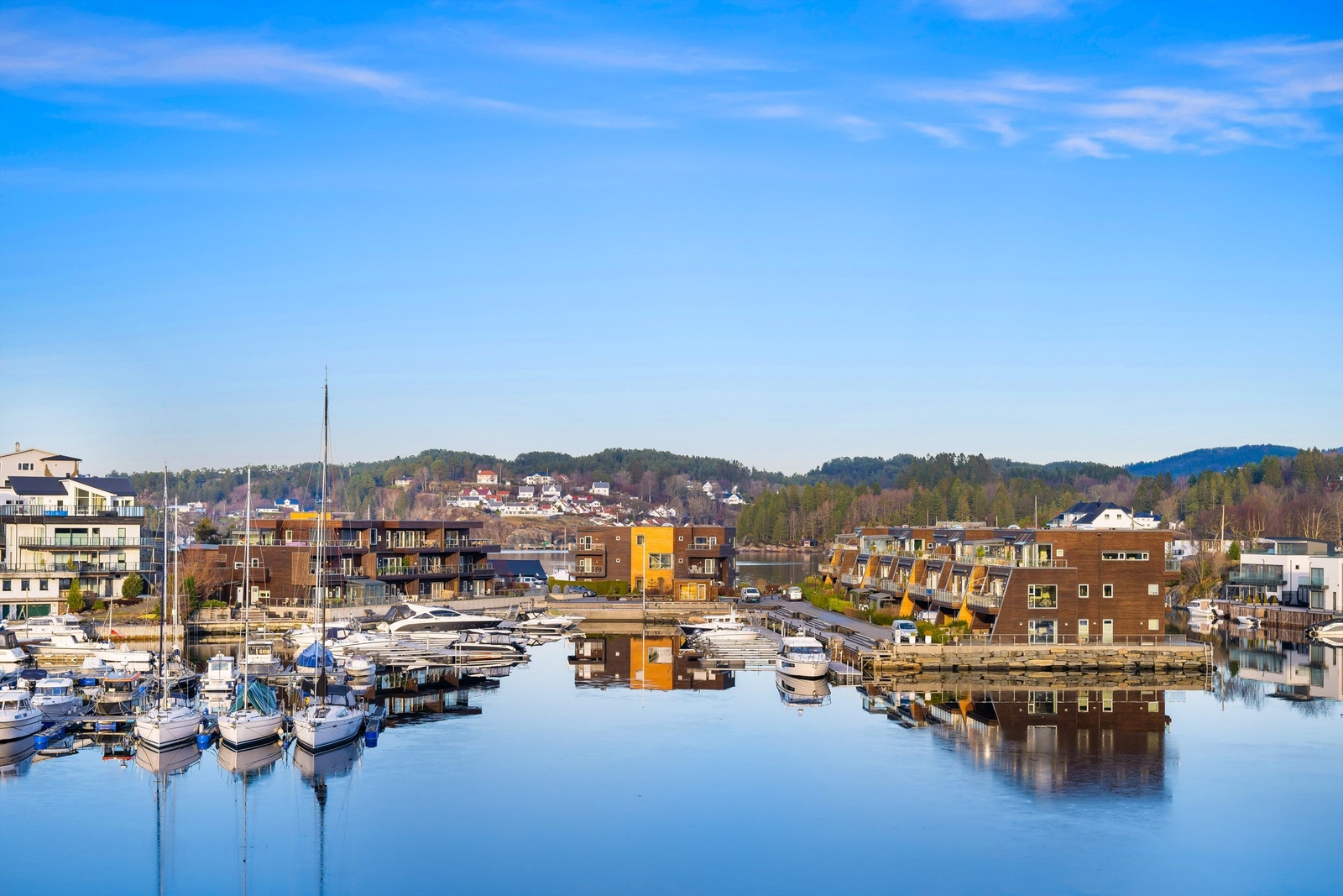 Sameiet Skjærgårdsholmen har en sjelden og idyllisk beliggenhet ved Myrapollen i Håkonshella. Bebyggelsen består av 7 lavblokker på 3 etasjer, med til sammen 45 leiligheter. Galleribilde