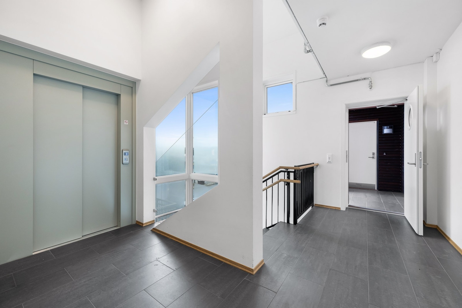 Inngangen til leiligheten er gjennom svalgangen til høyre. Heis rett ned til garasjen og bod. Galleribilde