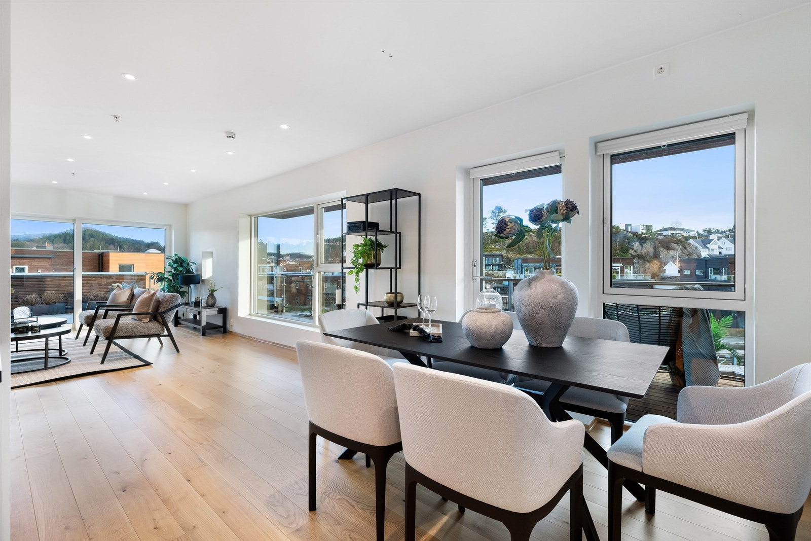 Da dette er en endeleilighet får du rikelig med naturlig lys og en luftig atmosfære Galleribilde