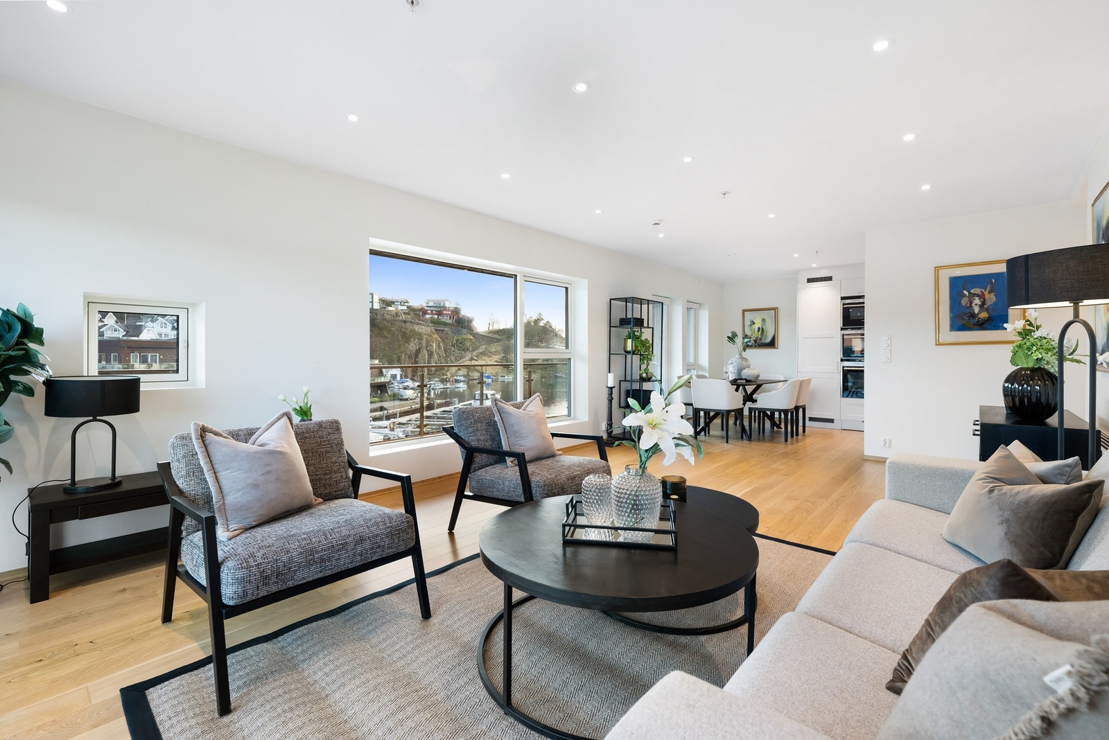 Leiligheten har oppvarming med varmekonvektor tilkoblet varmepumpe kombinert med elektrisk oppvarming Galleribilde