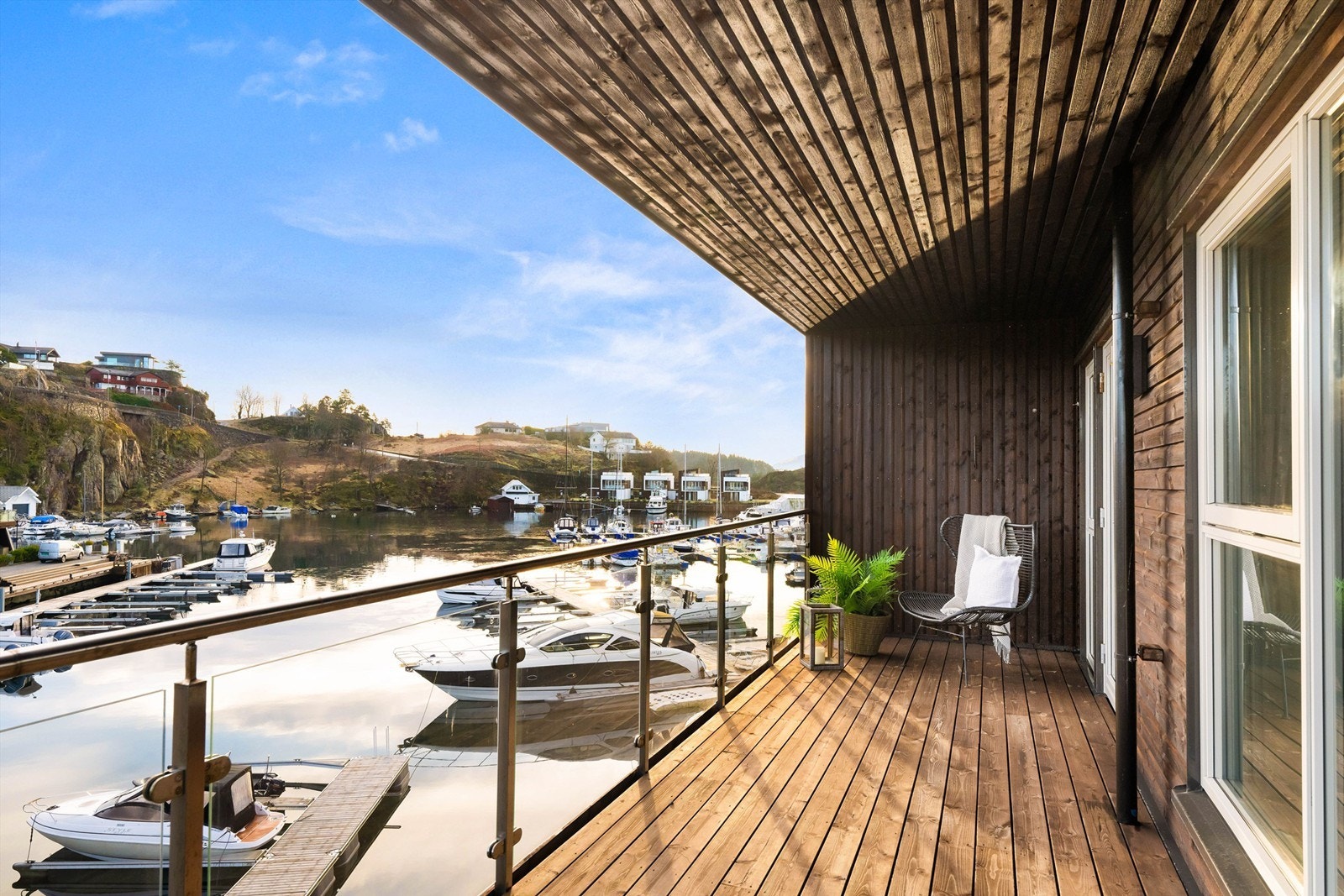 Skal godt gjøres å komme nærmere sjøen. Medfølgene båtplass i marinaen nedenfor. Galleribilde