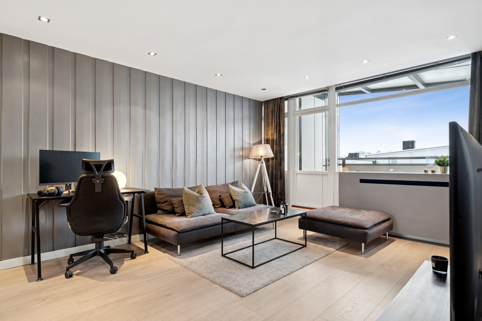 Rommet har god plass til både sofagruppe, spisebord og øvrig møblement etter behov Galleribilde