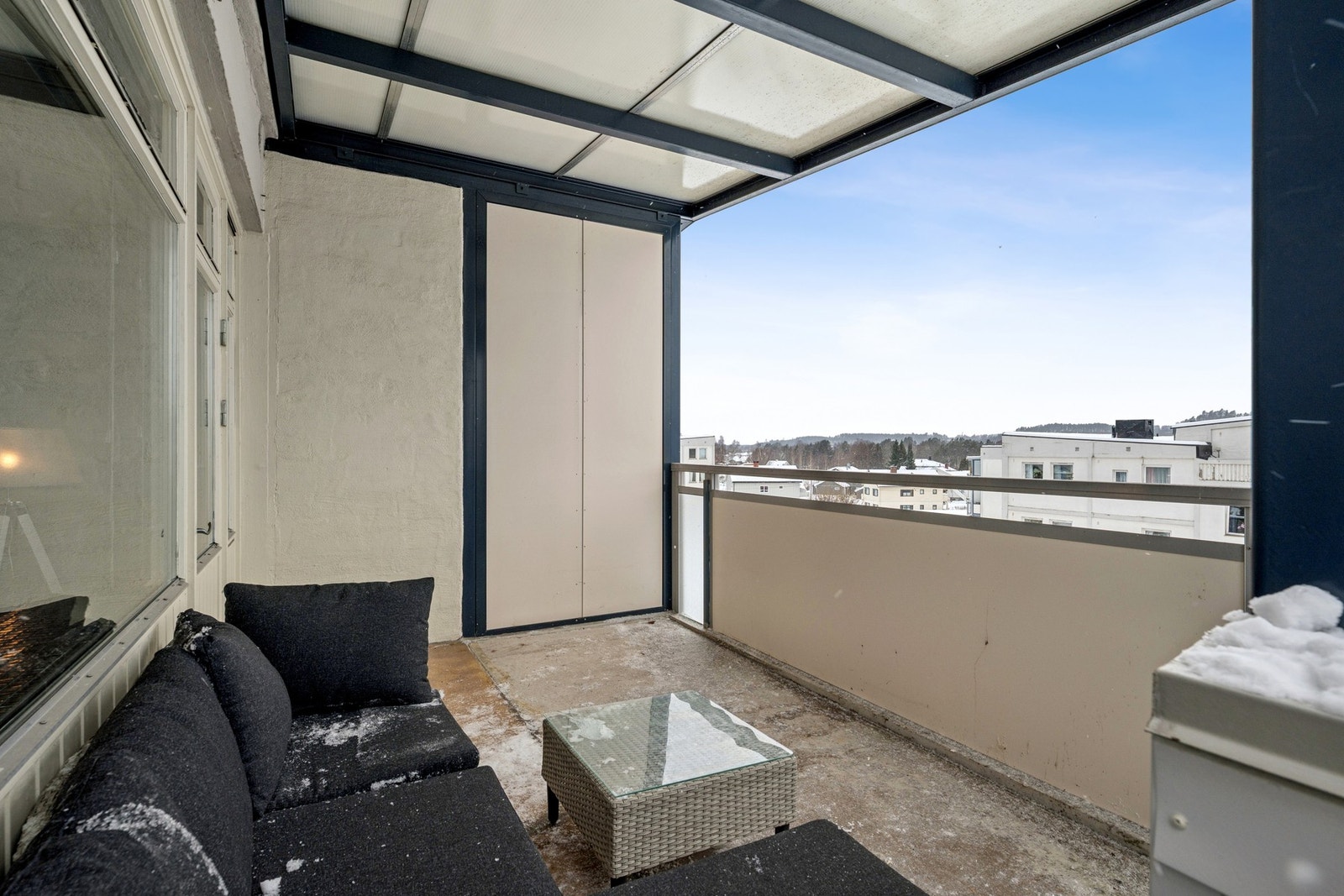 Fra stuen er det utgang til en balkong på 14 kvm, hvorav 10 kvm er overbygget. Galleribilde