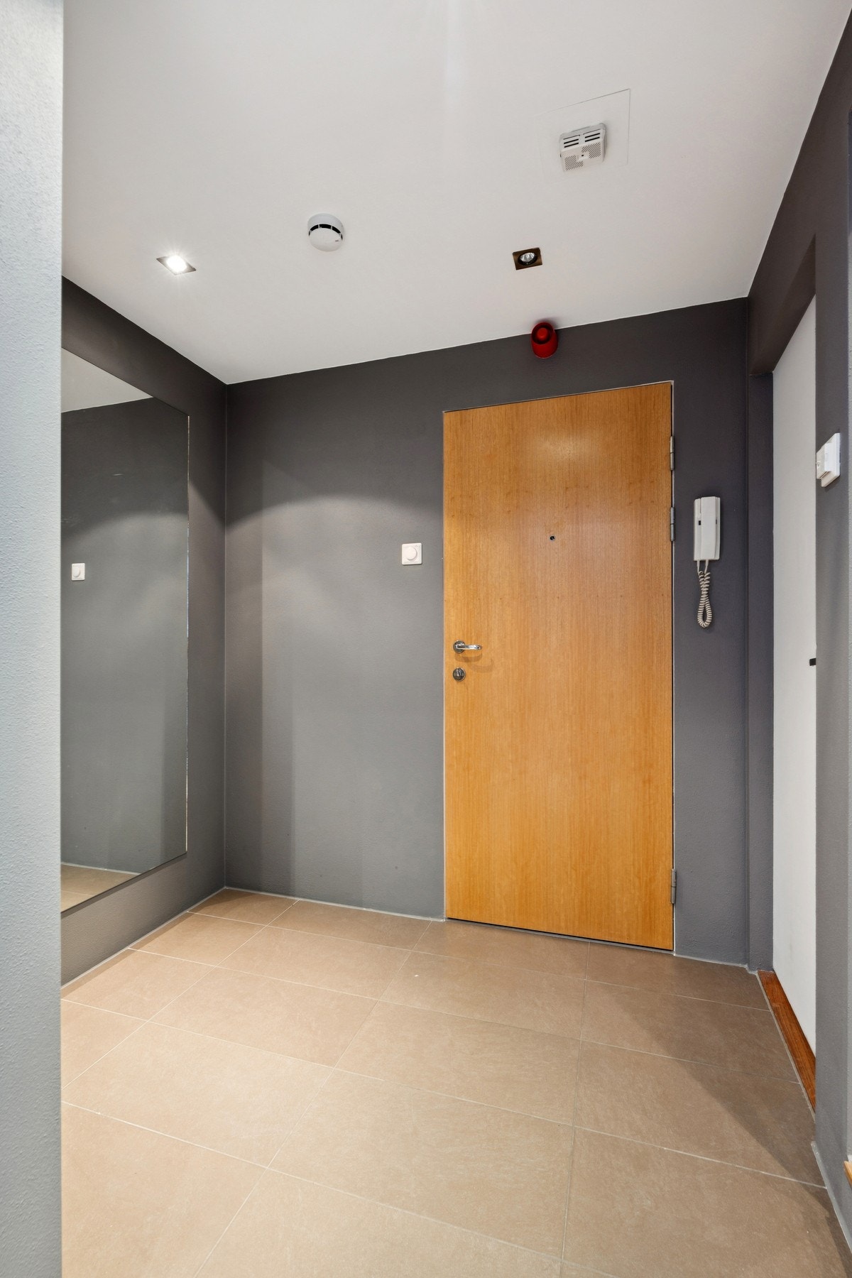 Her kommer du inn i en luft entré med plass til å hensette sko og yttertøy. Galleribilde