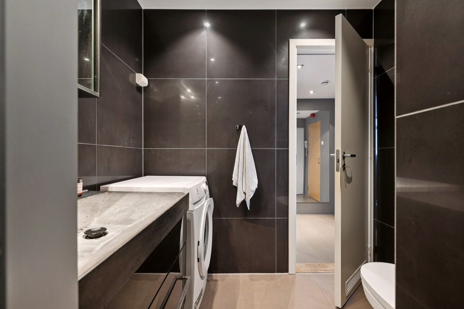 Bad/vaskerommet er utført med fliser på vegger og flislagt gulv med elektriske varmekabler. Galleribilde