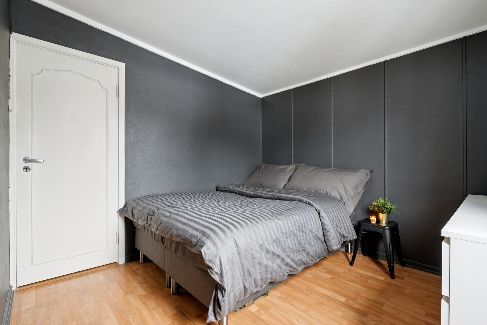 Hovedsoverommet har god plass til dobbeltseng og nisje for garderobeska Galleribilde
