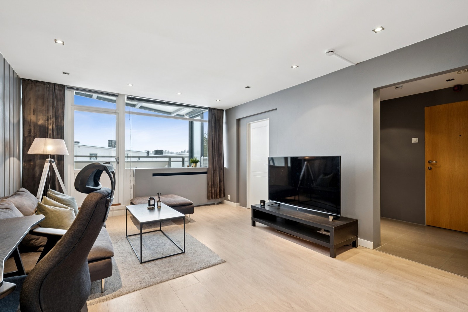 Store vindusflater på begge sider som gir rikelig med naturlig dagslys Galleribilde