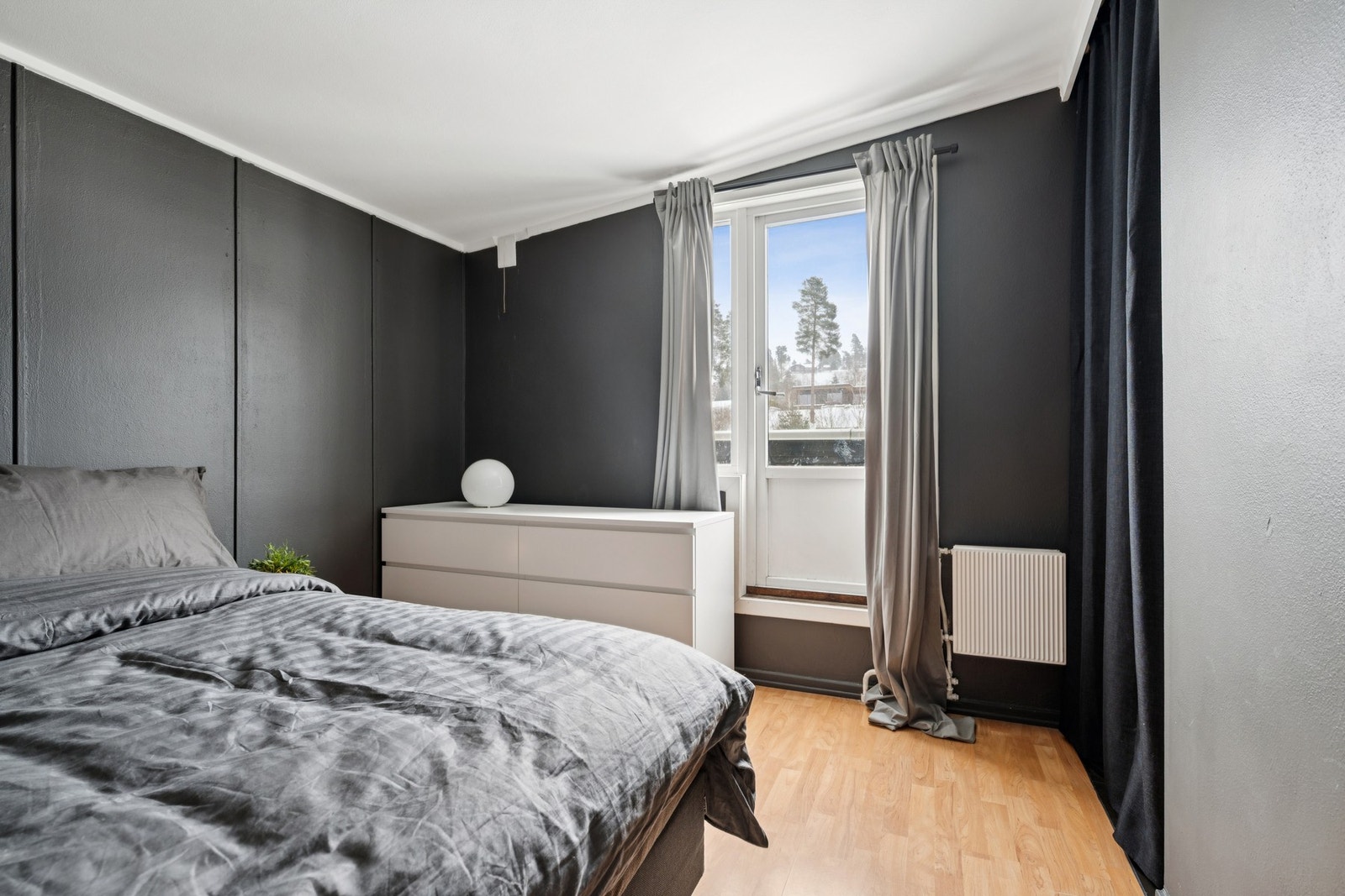 Fra hovedsoverommet er det utgang til leilighetens andre balkong. Galleribilde