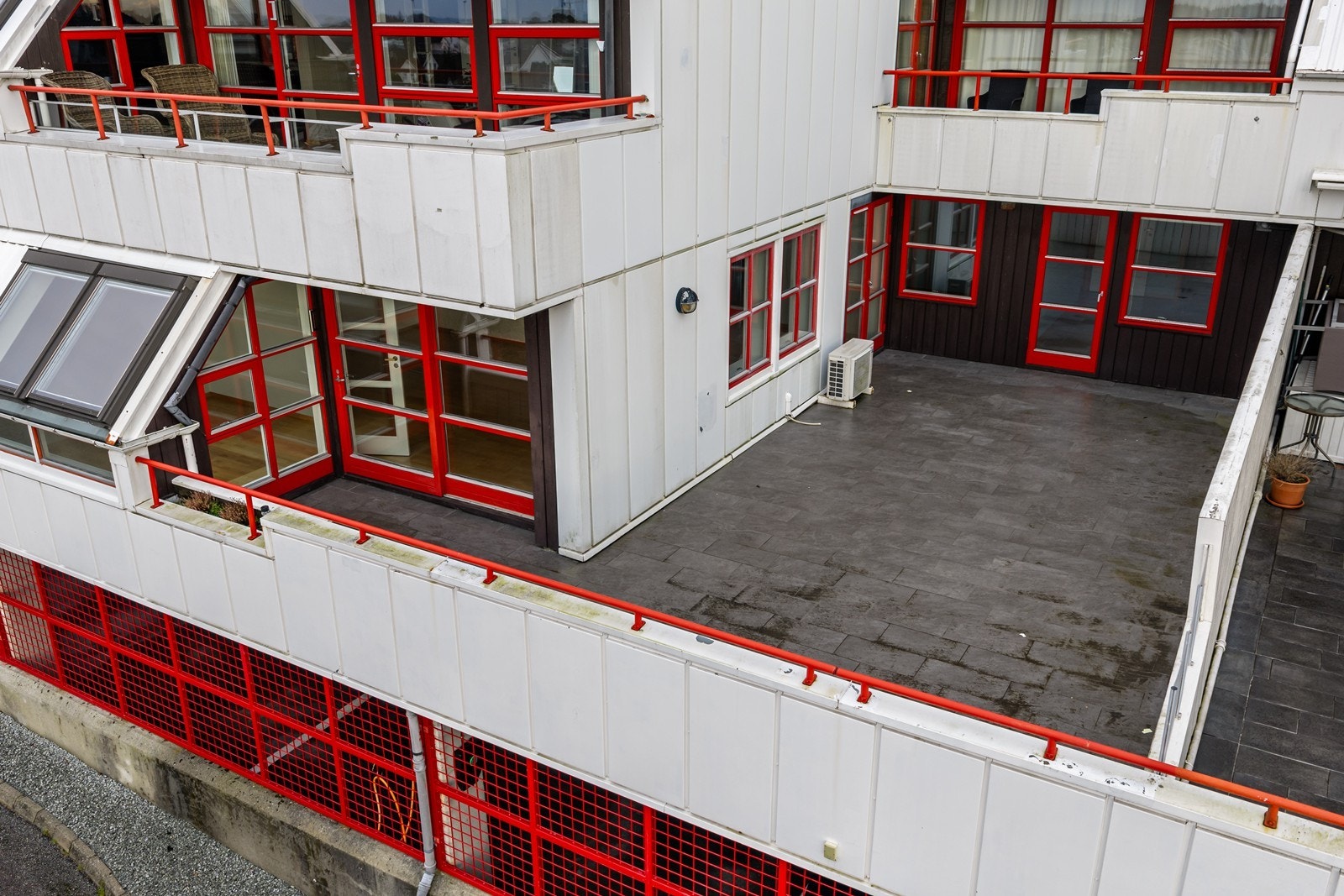 Stor fliselagt terrasse Galleribilde