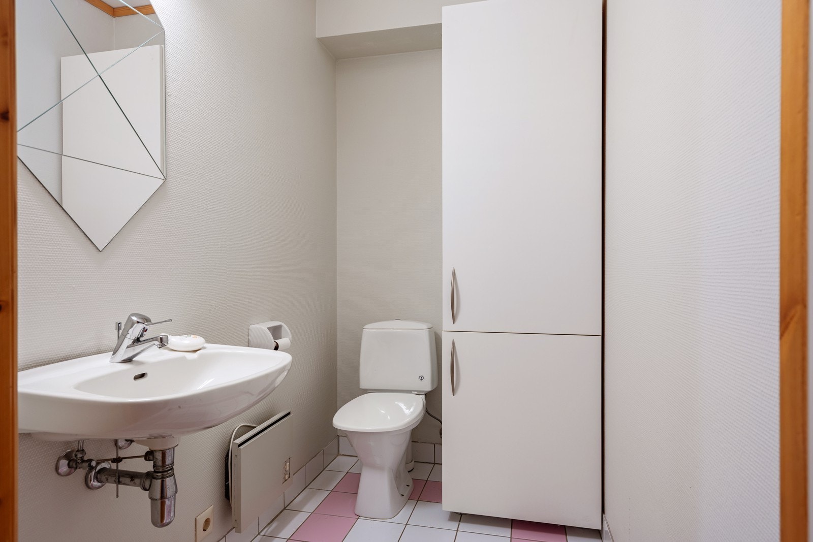 Gjestetoalett med skapplass og servant Galleribilde