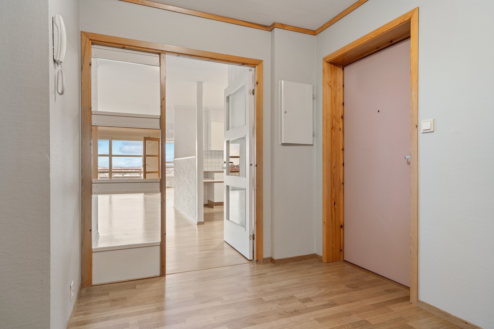 Entre/hall med dørtelefon og garderobeplass Galleribilde