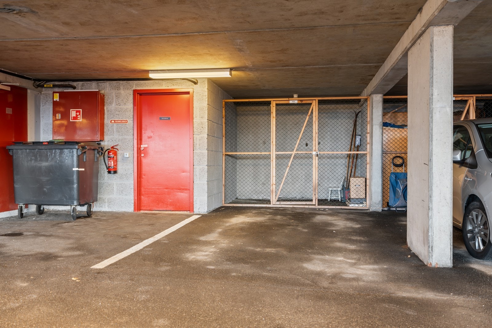 Fast garasjeplass med bod følger leiligheten. Perfekt plassering rett ved heisen Galleribilde
