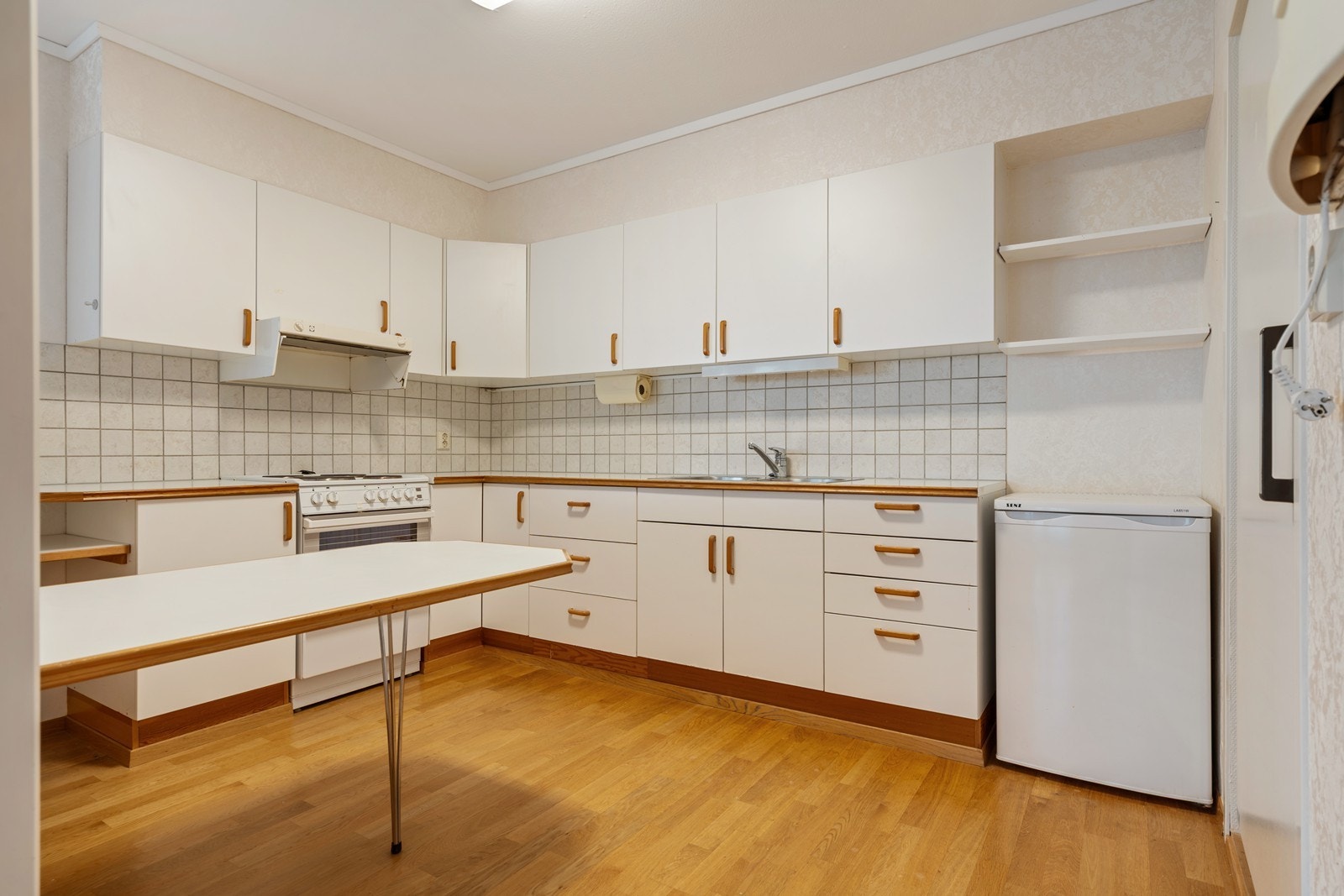 God skap og benkeplass på kjøkken Galleribilde