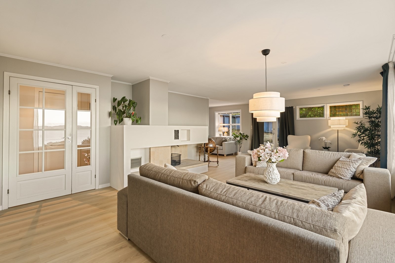 Videre inn til stuen som måler hele 44,9kvm Galleribilde