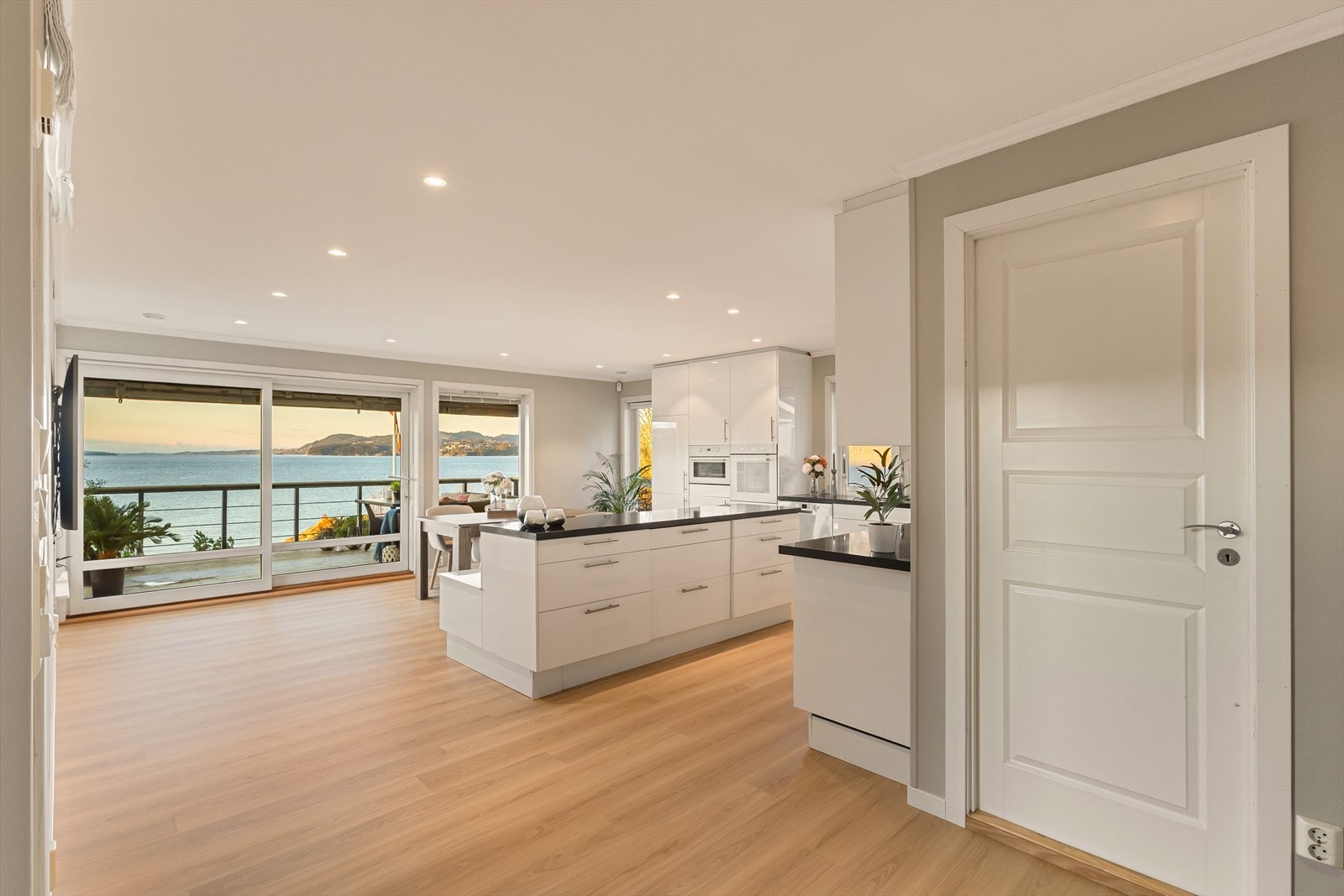 Kjøkkenet måler vanvittige 44,9kvm og gir videre adkomst til en stor, solvendt balkong Galleribilde