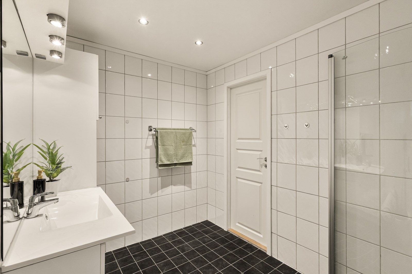 Helfliset og tidsriktig baderom i u.etasje Galleribilde