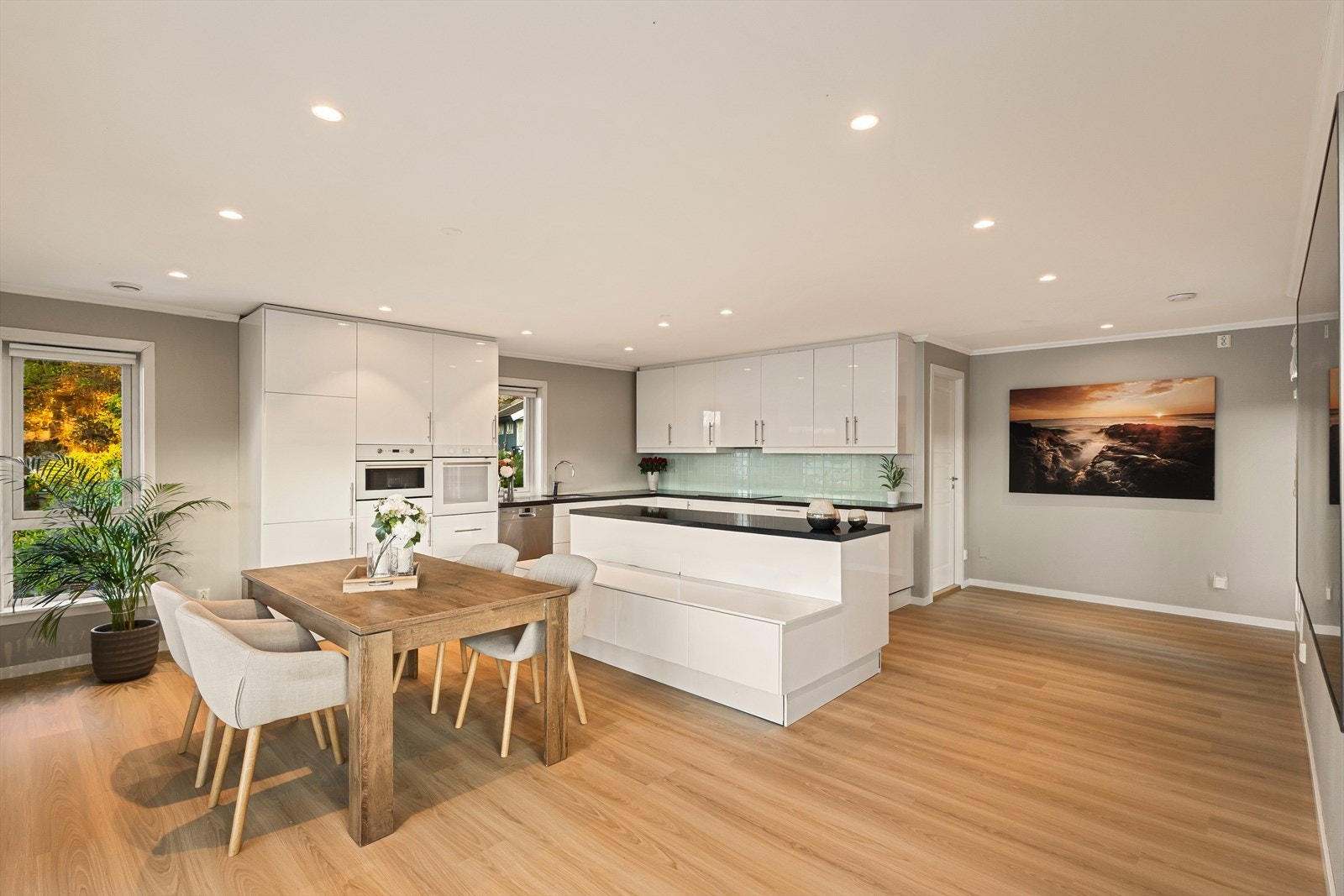 Romslig kjøkken med mye skap-og benkeplass Galleribilde