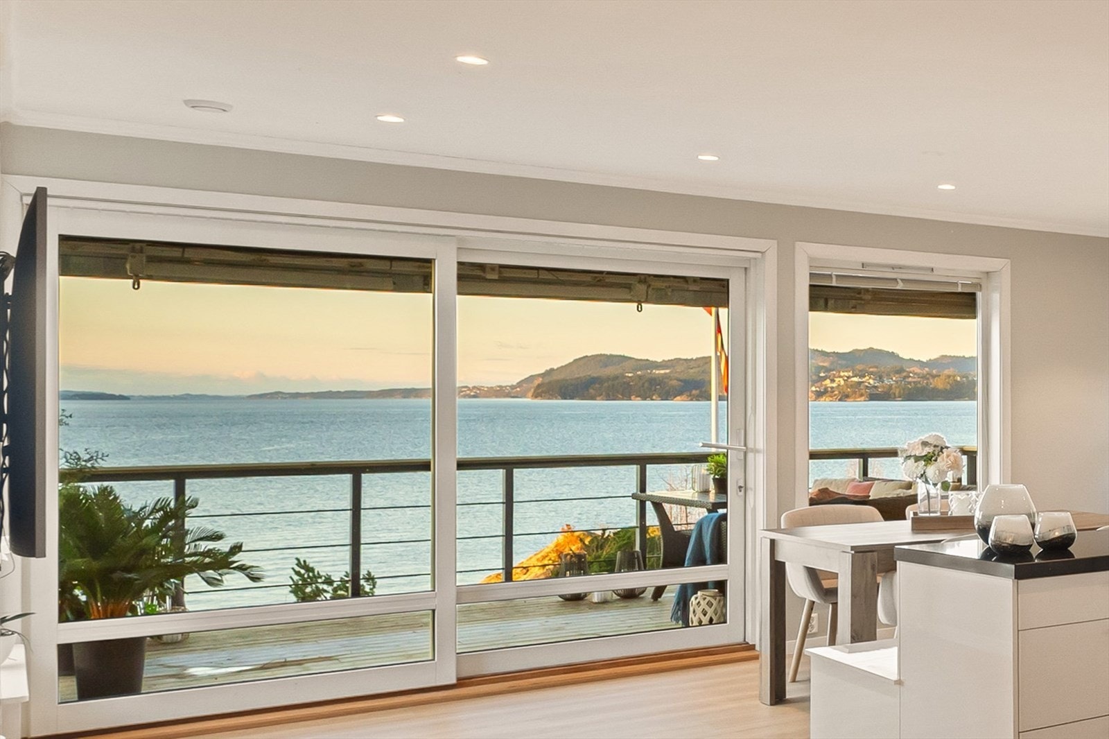 Attraktiv familiebolig med strålende beliggenhet, like ved sjøkanten Galleribilde