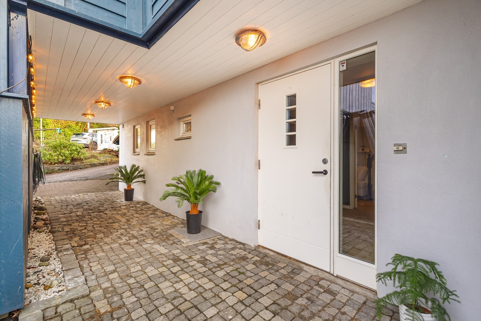 Innbydende inngangsparti. Her går man tørrskodd fra garasje til boligen Galleribilde