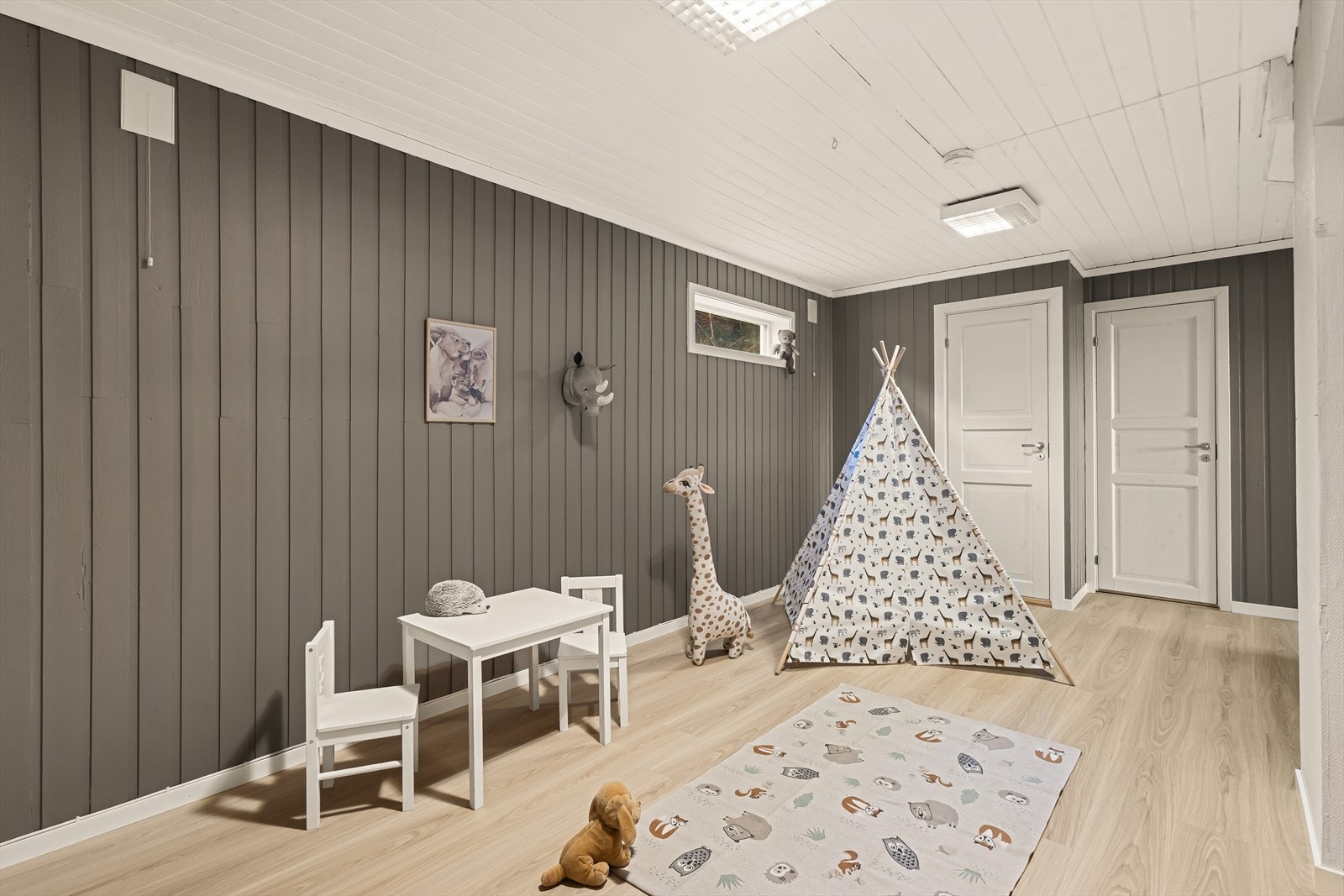 Videre har man enda en kjellerstue som benyttes som lekerom Galleribilde