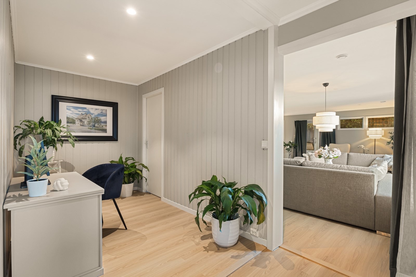 Mellom stue og kjøkken finner man et praktisk hjemmekontor Galleribilde