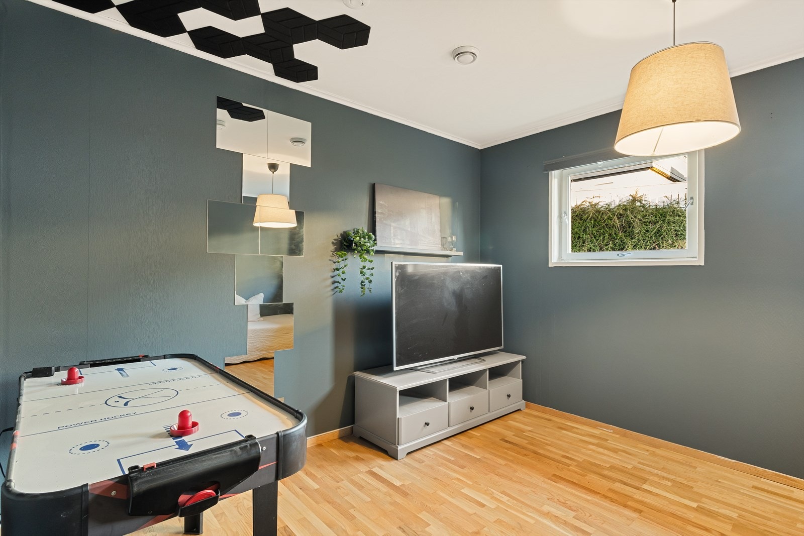 Opp trappen finner man hele tre soverom, bad, stue, kjøkken og walk-in garderobe Galleribilde